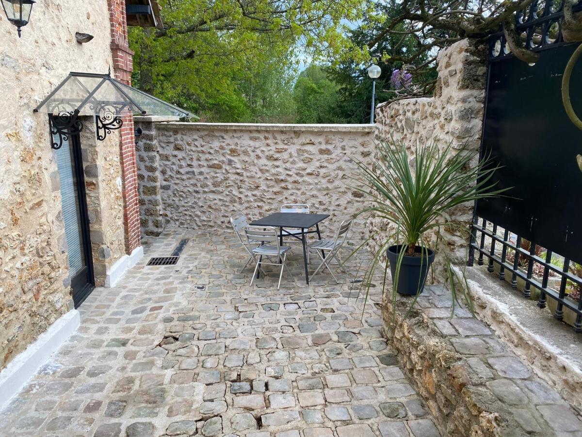 Studio duplex avec spa et cour privée Bonnelles Esterno foto