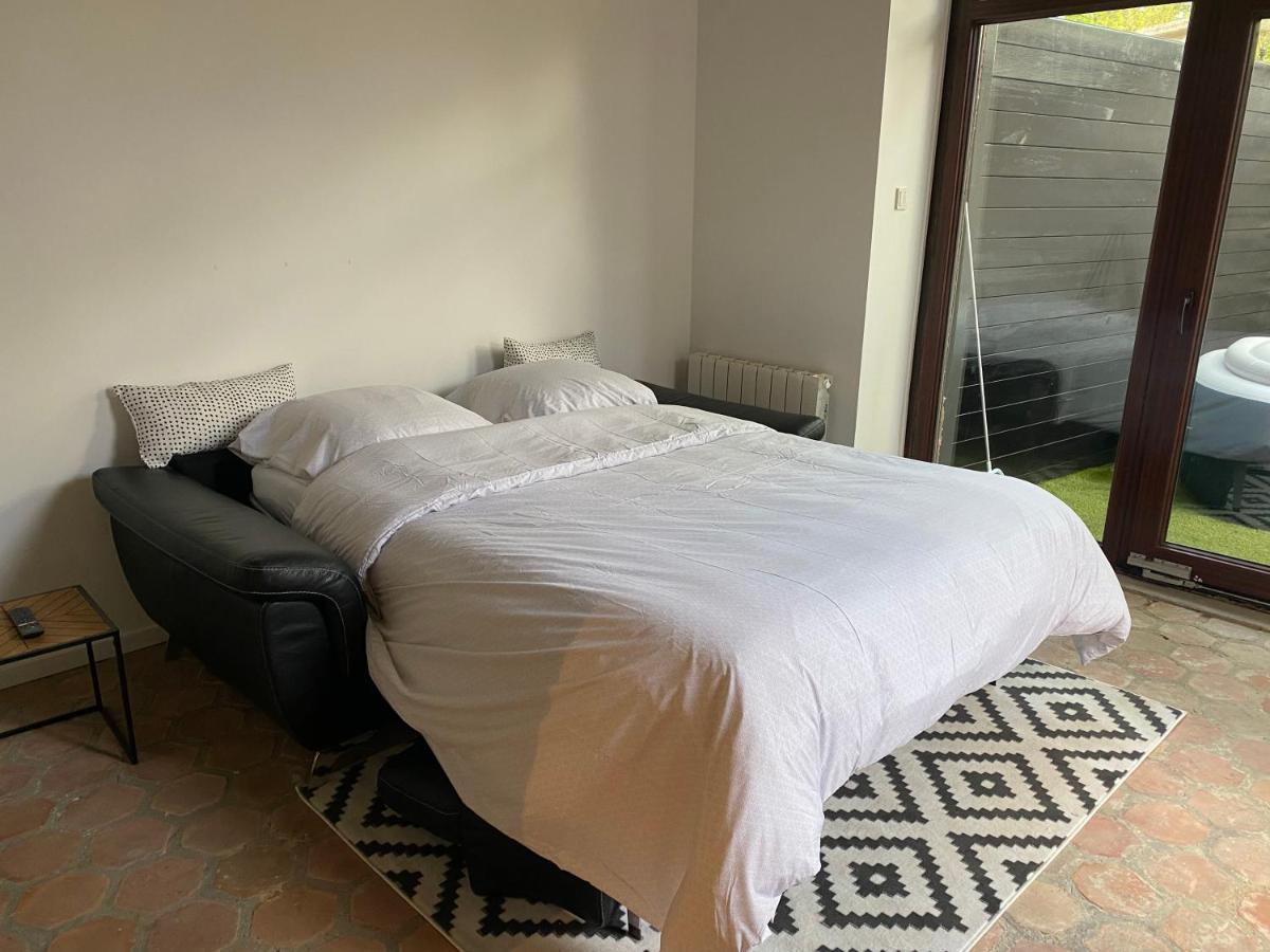 Studio duplex avec spa et cour privée Bonnelles Esterno foto