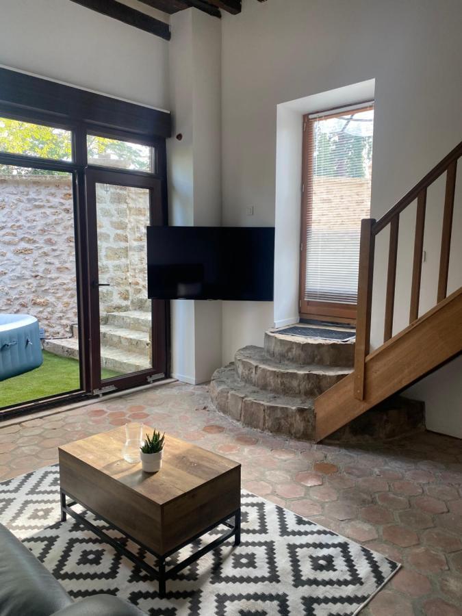 Studio duplex avec spa et cour privée Bonnelles Esterno foto