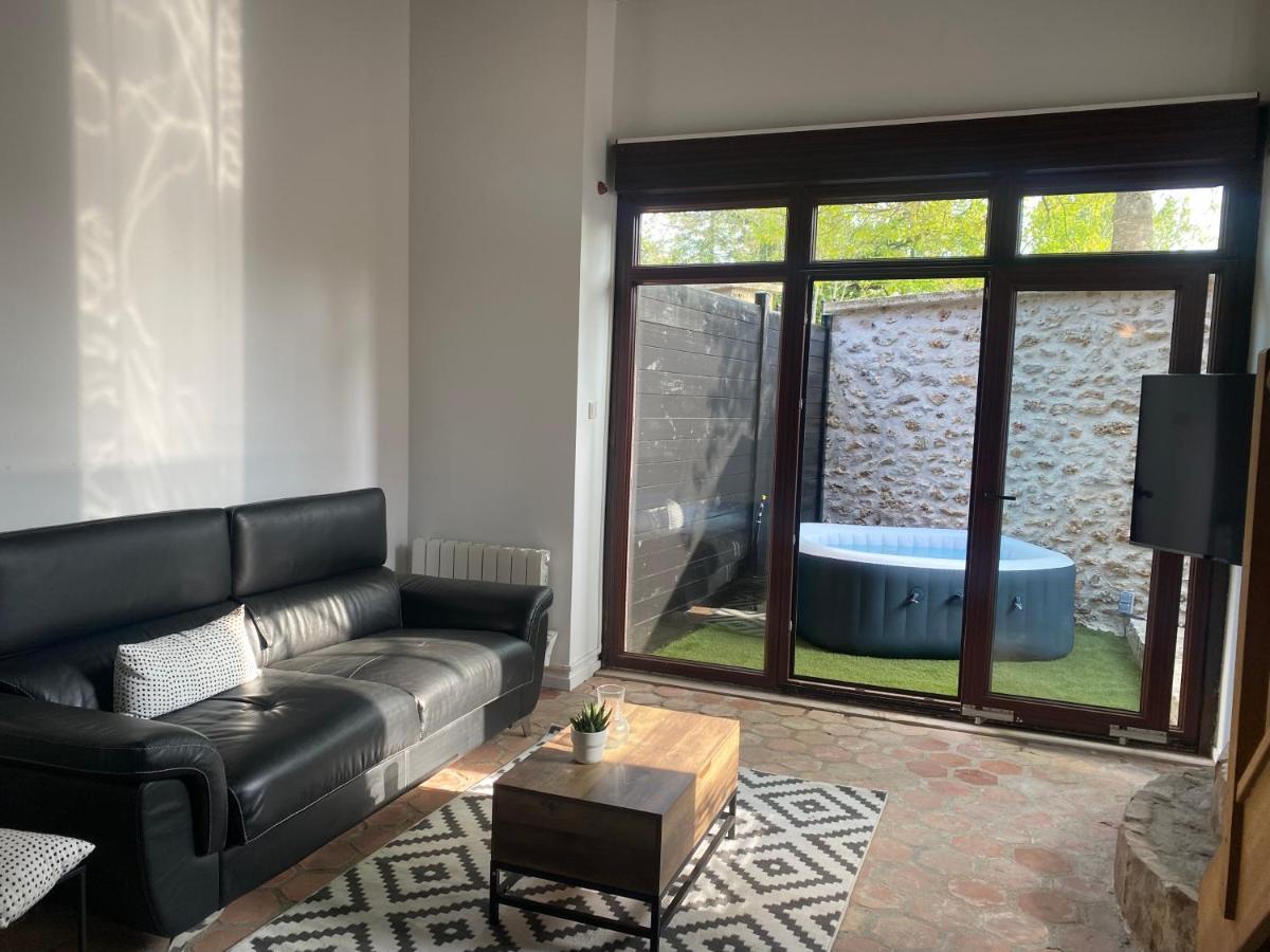 Studio duplex avec spa et cour privée Bonnelles Esterno foto