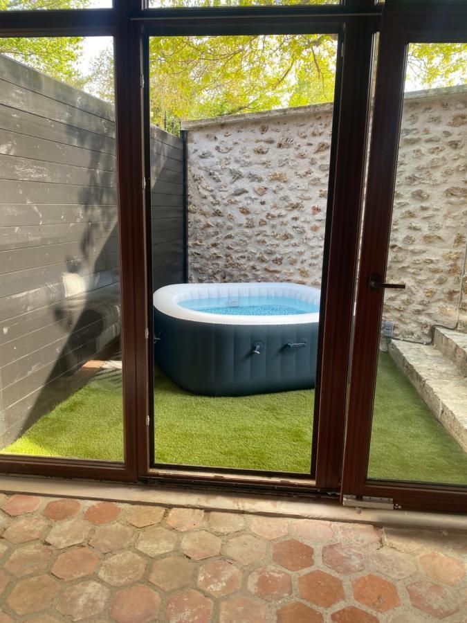 Studio duplex avec spa et cour privée Bonnelles Esterno foto