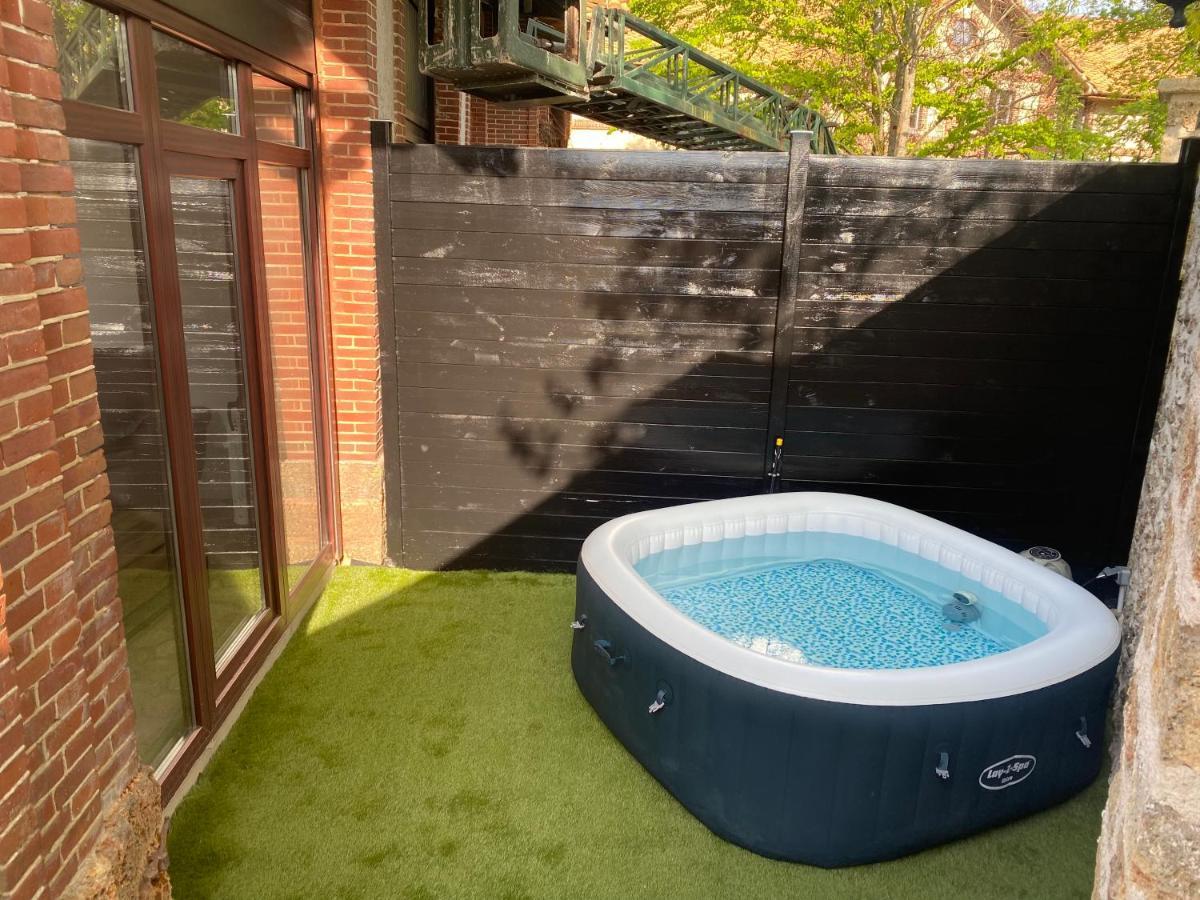 Studio duplex avec spa et cour privée Bonnelles Esterno foto