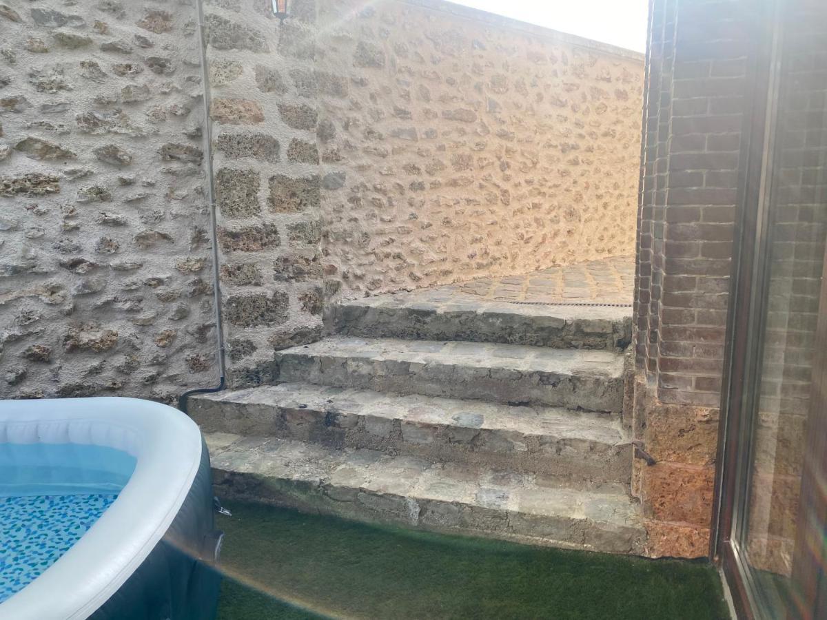 Studio duplex avec spa et cour privée Bonnelles Esterno foto